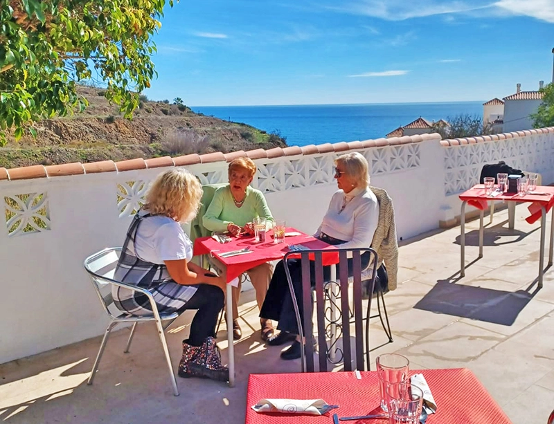 Christmas on the Costa del Sol is truly unique. Here at Peñoncillo, near Nerja, we swap snowflakes for sunshine and heavy coats for light cardigans. The festive lights are twinkling in Torrox Costa, and the scent of roasted chestnuts fills the air in Nerja’s Balcón de Europa.
